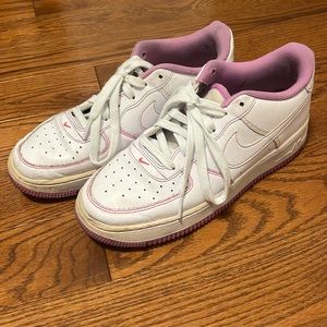 NIKE AIR FORCE 1 LOW CONTRAST STITCH FUCHSIA GLOW